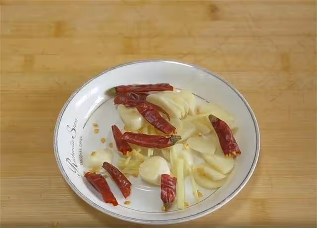 炒醋溜白菜火候很重要，學會這一招，脆嫩不出汁，一頓能吃2碗飯