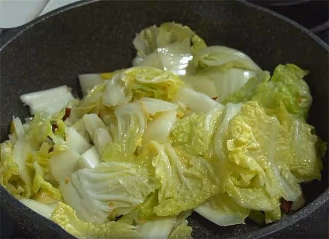 炒醋溜白菜火候很重要，學會這一招，脆嫩不出汁，一頓能吃2碗飯