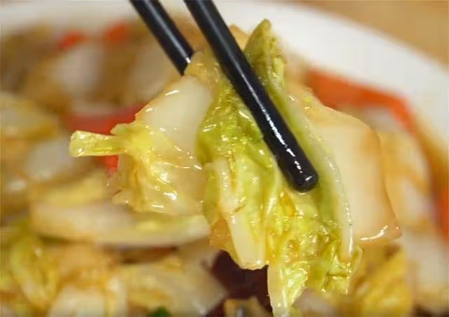 炒醋溜白菜火候很重要，學會這一招，脆嫩不出汁，一頓能吃2碗飯