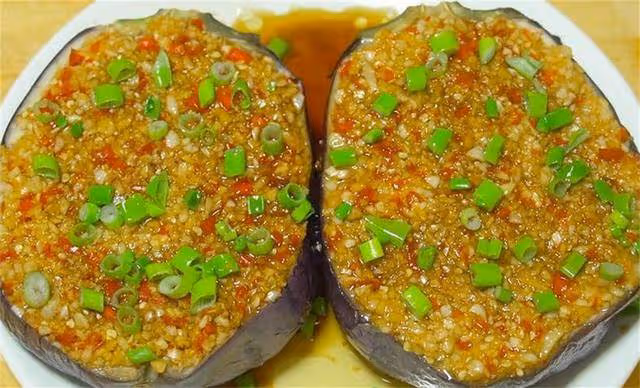 秋冬就饞這盤蒜香茄子，不用烤箱不用炸，茄肉鮮嫩，蒜香味超濃郁
