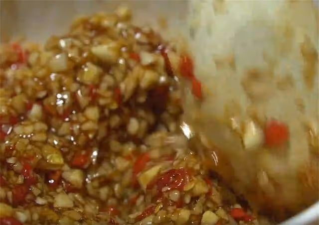 秋冬就饞這盤蒜香茄子，不用烤箱不用炸，茄肉鮮嫩，蒜香味超濃郁