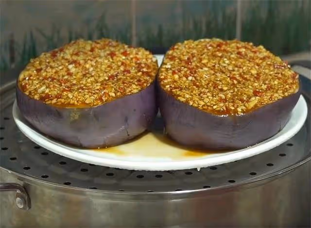 秋冬就饞這盤蒜香茄子，不用烤箱不用炸，茄肉鮮嫩，蒜香味超濃郁