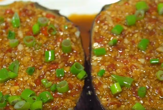 秋冬就饞這盤蒜香茄子，不用烤箱不用炸，茄肉鮮嫩，蒜香味超濃郁