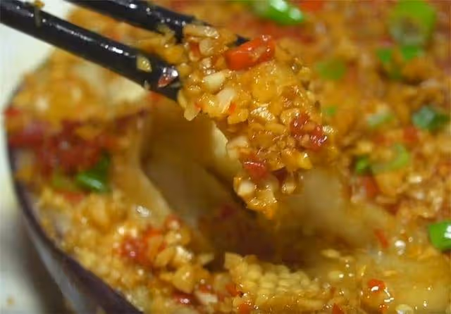 秋冬就饞這盤蒜香茄子，不用烤箱不用炸，茄肉鮮嫩，蒜香味超濃郁