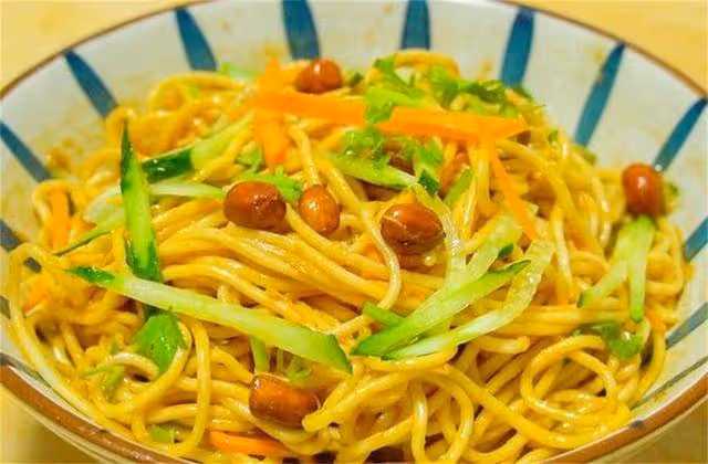 一到秋冬就饞這碗麻醬麵，筋道爽滑、香辣過癮，10分鐘能做3碗