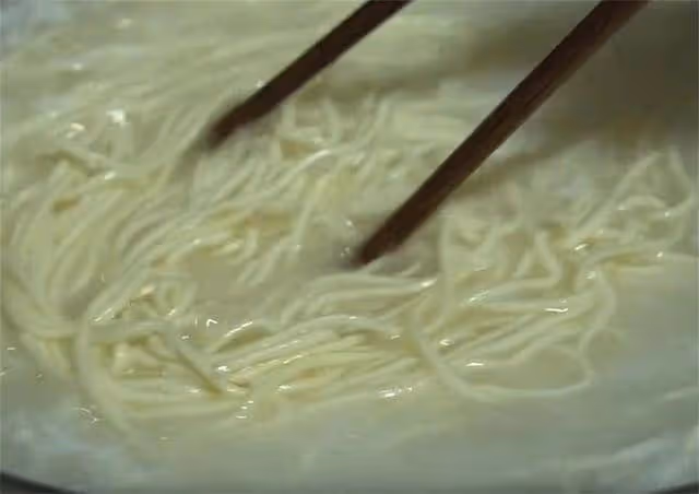 一到秋冬就饞這碗麻醬麵，筋道爽滑、香辣過癮，10分鐘能做3碗