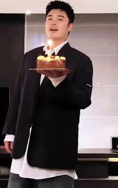 陳赫生日聚會好熱鬧,有鄧超陳小春應采兒朱楨夫婦,還有她和他
