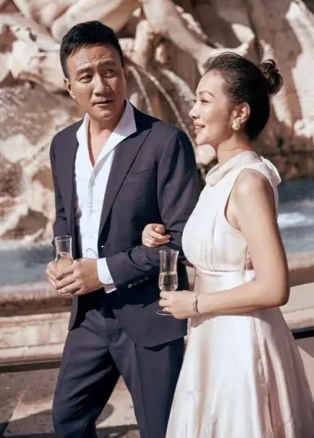 胡軍為妻子盧芳慶生,現場布置太美了,康康為媽媽戴上鑽石項鍊