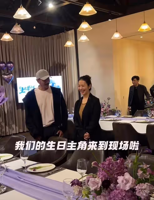 胡軍為妻子盧芳慶生,現場布置太美了,康康為媽媽戴上鑽石項鍊