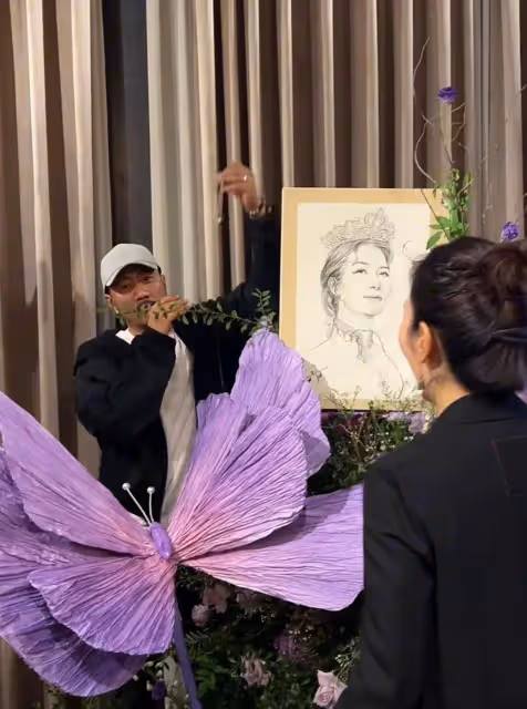胡軍為妻子盧芳慶生,現場布置太美了,康康為媽媽戴上鑽石項鍊