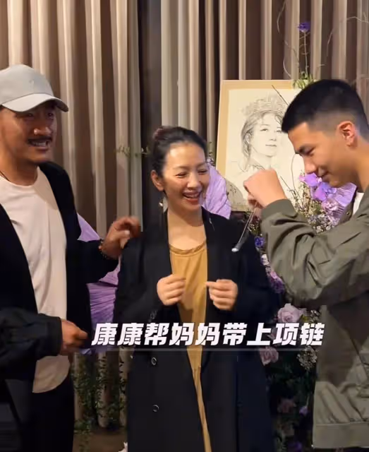 胡軍為妻子盧芳慶生,現場布置太美了,康康為媽媽戴上鑽石項鍊