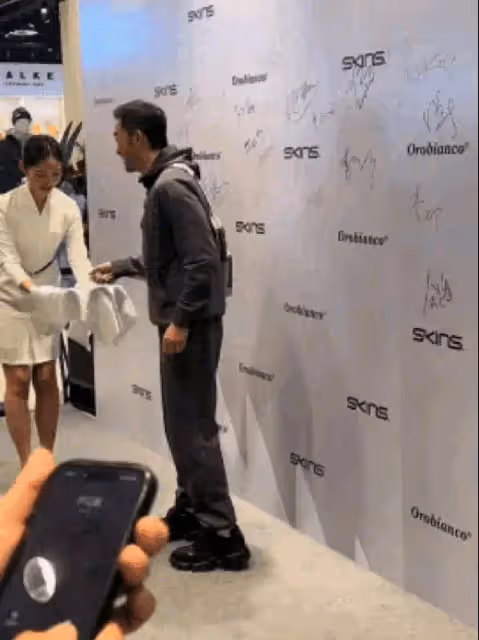 沙溢現身參加活動,身材大瘦顏值上漲不少,本人精神很多顯年輕