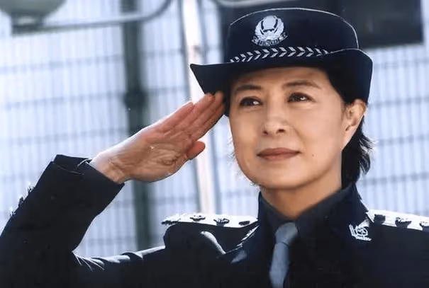 她是國家一級演員，與富豪結婚37年零緋聞，如今兒子是驕傲