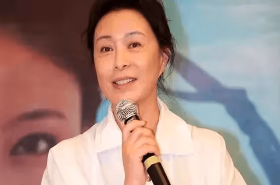 她是國家一級演員,與富豪結婚37年零緋聞,如今兒子是驕傲