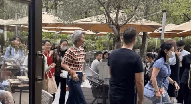 林子祥夫婦聚餐被偶遇,63歲葉倩文滿頭白髮笑容親切,不生孩子就是顯年輕