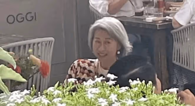 林子祥夫婦聚餐被偶遇,63歲葉倩文滿頭白髮笑容親切,不生孩子就是顯年輕
