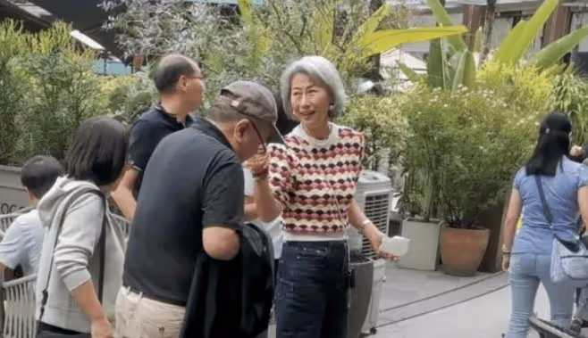 林子祥夫婦聚餐被偶遇,63歲葉倩文滿頭白髮笑容親切,不生孩子就是顯年輕