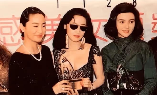 利智算不算頂級美人?看看她和翁虹、關之琳的合影就一目了然了!