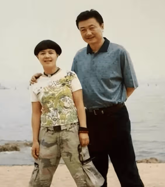 從央視國臉到寵妻狂魔,裝了32年的王寧,退休後終於藏不住了