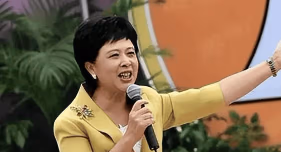 你還記得她嗎?她曾是央視最紅的主持人,如今過著普通老太太生活