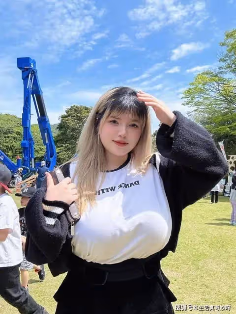 越南16歲女孩因胸圍超大走紅,赴日留學6年後,毅然決定回國