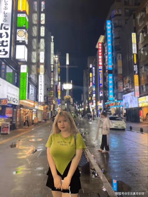 越南16歲女孩因胸圍超大走紅,赴日留學6年後,毅然決定回國