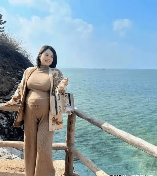 43歲豐腴女子曬自拍,換來的都是嘲諷,女子:我有更多的優點