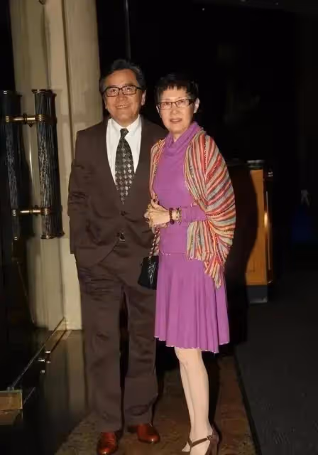 TVB老戲骨為妻子慶生獻吻!二人被贊模範夫妻,帥氣外孫有望入行
