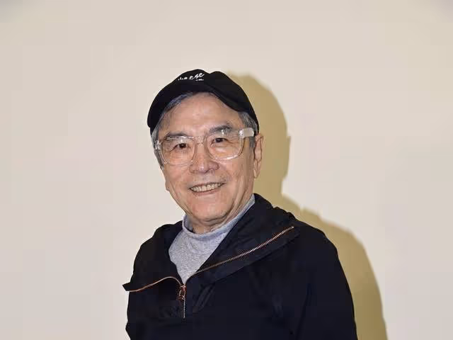 TVB老戲骨為妻子慶生獻吻!二人被贊模範夫妻,帥氣外孫有望入行