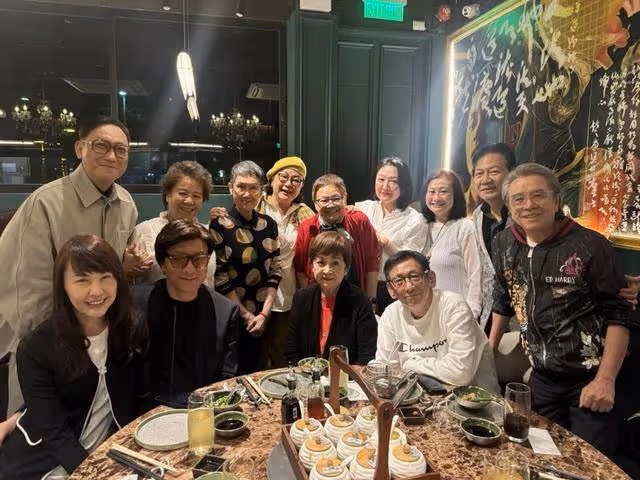 TVB老戲骨為妻子慶生獻吻!二人被贊模範夫妻,帥氣外孫有望入行