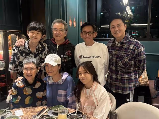 TVB老戲骨為妻子慶生獻吻!二人被贊模範夫妻,帥氣外孫有望入行