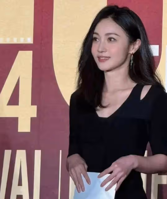 42歲姚笛重回紅毯狀態好!她美艷靚麗碾壓徐帆梁靜