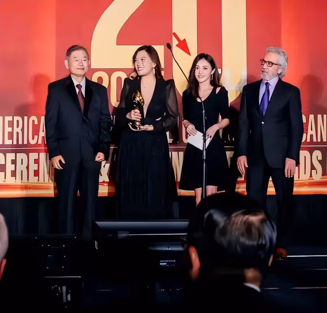 42歲姚笛重回紅毯狀態好!她美艷靚麗碾壓徐帆梁靜