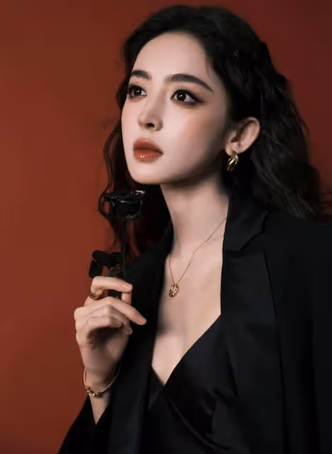 娜扎穿灰色西裝露出事業線！膚白貌美性感魅力驚人