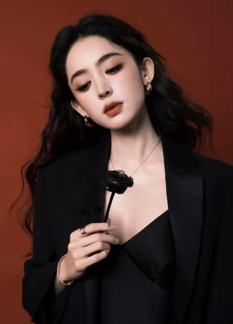 娜扎穿灰色西裝露出事業線！膚白貌美性感魅力驚人