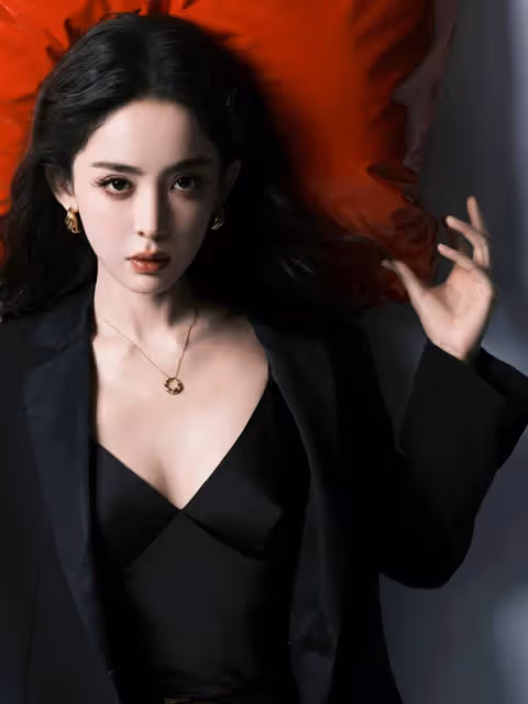 娜扎穿灰色西裝露出事業線！膚白貌美性感魅力驚人
