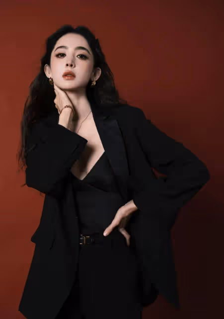 娜扎穿灰色西裝露出事業線！膚白貌美性感魅力驚人