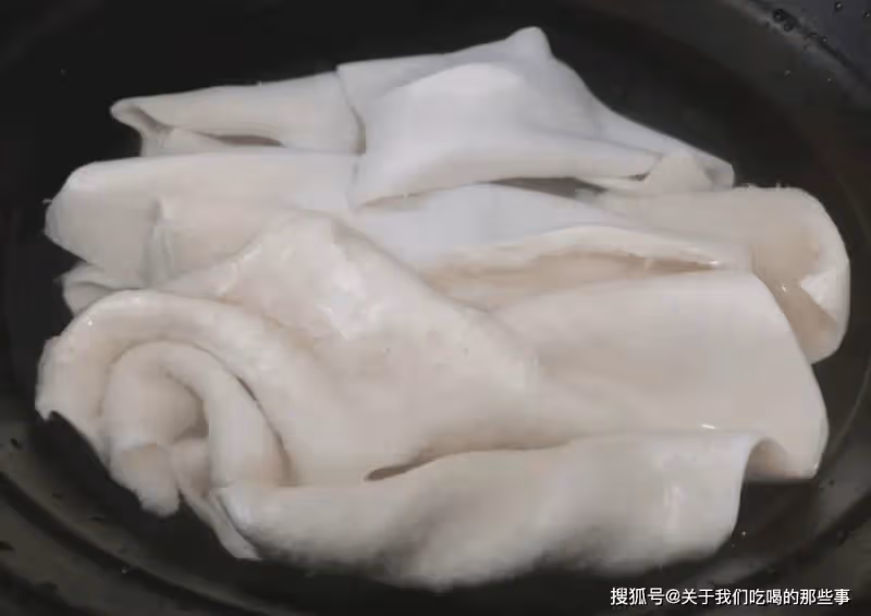 做豬皮凍，不要只會焯水！掌握3點，皮凍做好晶瑩剔透，無腥味