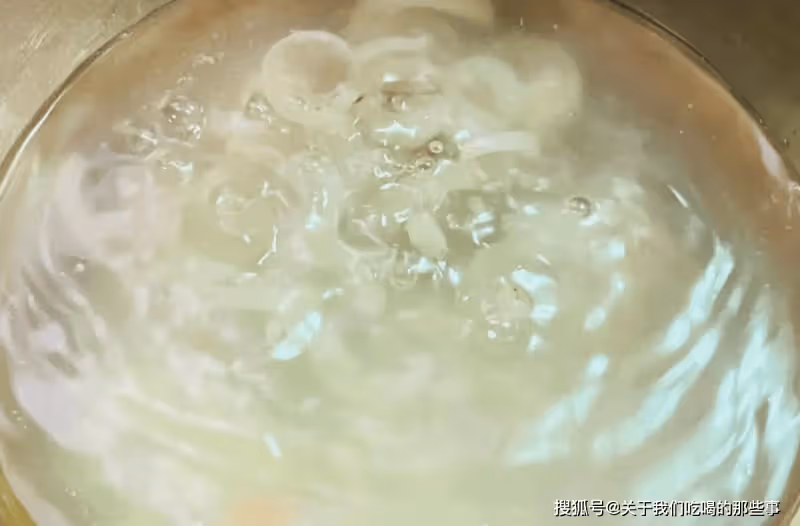 做豬皮凍，不要只會焯水！掌握3點，皮凍做好晶瑩剔透，無腥味