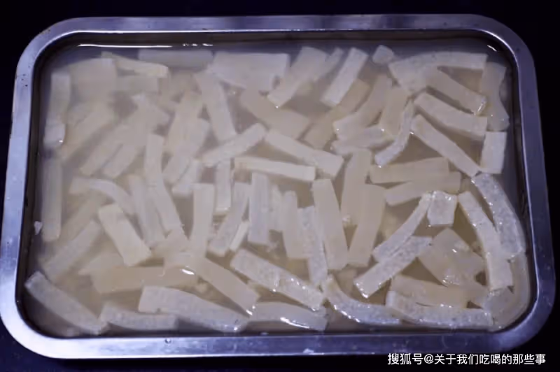 做豬皮凍，不要只會焯水！掌握3點，皮凍做好晶瑩剔透，無腥味