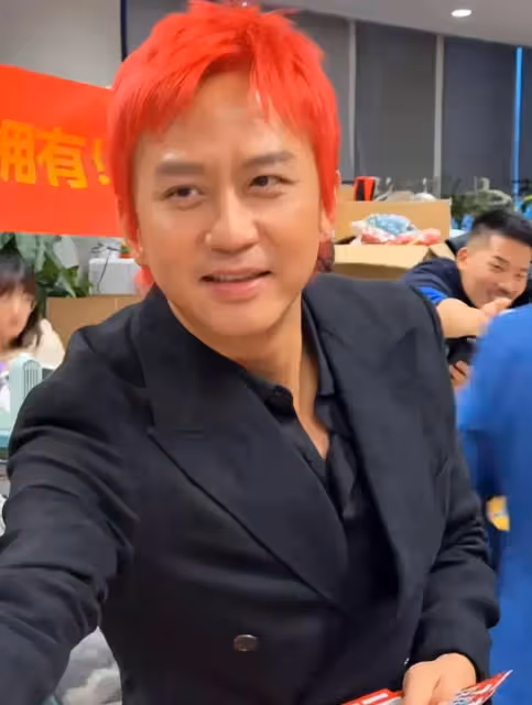 鄧超造型大變樣,一頭紅髮現身參加活動,本人發福變胖顯憔悴