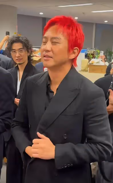 鄧超造型大變樣,一頭紅髮現身參加活動,本人發福變胖顯憔悴