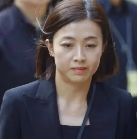 從八卦記者到身價500億富豪,被大劉捧在手心裡,卻獨愛針織