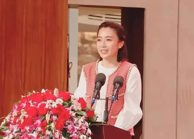 從八卦記者到身價500億富豪,被大劉捧在手心裡,卻獨愛針織