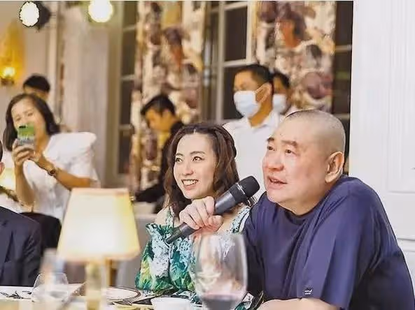 從八卦記者到身價500億富豪,被大劉捧在手心裡,卻獨愛針織