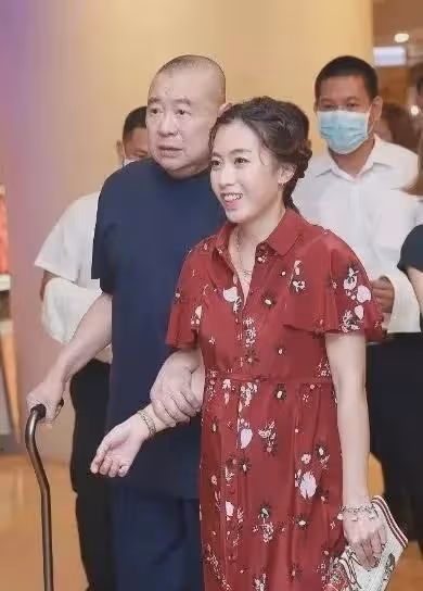 從八卦記者到身價500億富豪,被大劉捧在手心裡,卻獨愛針織