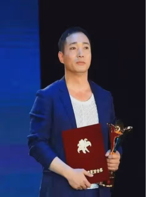 51歲李易祥:從機修工變平民影帝,現任是韓國美女,網友:有點牛