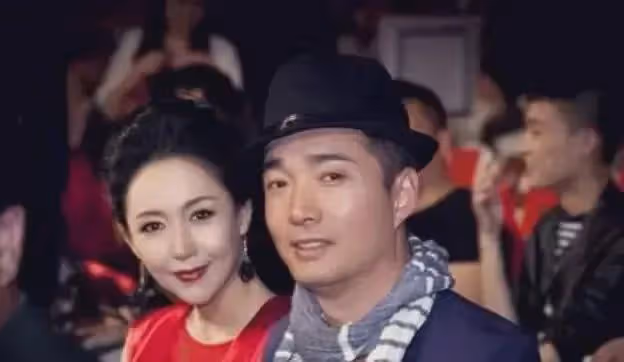 51歲李易祥:從機修工變平民影帝,現任是韓國美女,網友:有點牛