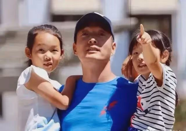 51歲李易祥:從機修工變平民影帝,現任是韓國美女,網友:有點牛