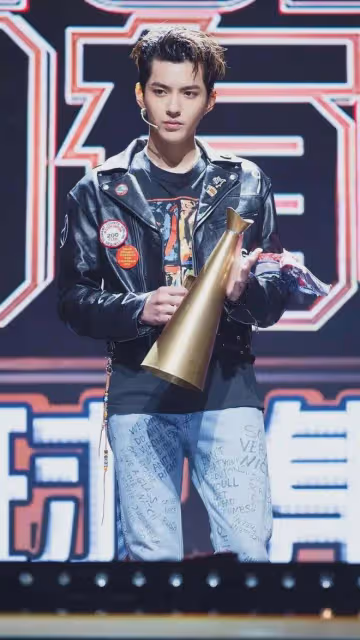 吳亦凡媽媽600萬出售兒子豪車,親手將兒子送進監獄她後悔了嗎?